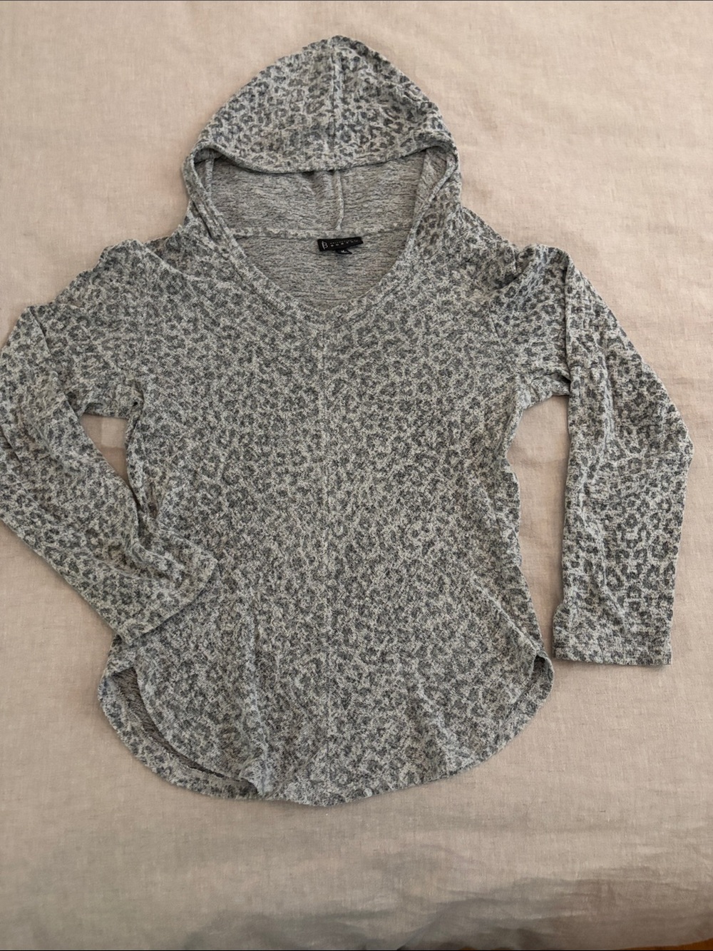 bobeau Gray Leopard-Print Hooded V-Neck Top